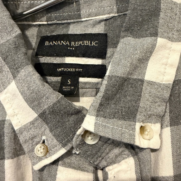 Banana Republic Men’s Untucked Fit Gray Flannel Button Down Shirt - Picture 2 of 5